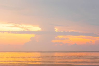 Denizin üzerinde güzel bir gün batımı