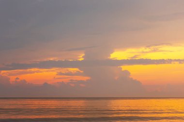 Denizin üzerinde güzel bir gün batımı