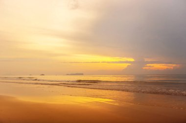 Sahilde gün doğumu