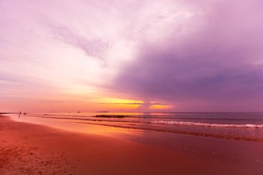 Sahilde gün doğumu