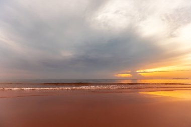 Deniz sahilinde gün batımının güzel manzarası. doğa bileşimi