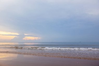 Sabahları deniz ve kumsalın olduğu güzel doğa manzarası..