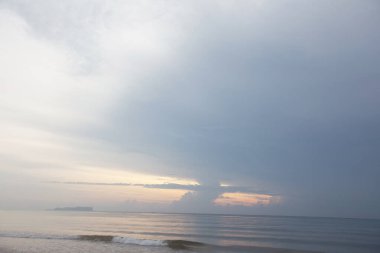 Deniz beyaz bulutlarla kaplıdır.