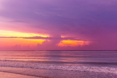 Sahilde güzel bir gün batımı