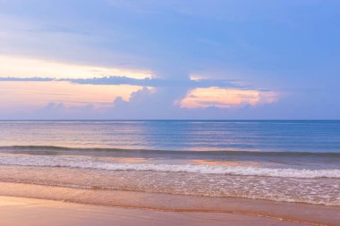 Tropikal deniz sahillerinde güzel gün batımı