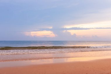 Denizde gün batımı.