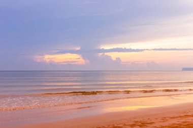 Sabah vakti okyanusun üzerinde güzel bir gün batımı.