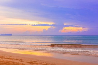 Güneş batarken okyanus ve bulutlu güzel tropik sahil denizi