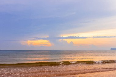 Denizin üzerinde güzel bir gün batımı