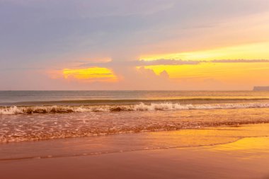 Okyanusta güzel bir gün doğumu