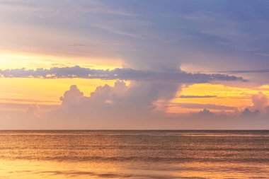 Denizin üzerinde güzel bir gün batımı