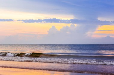 Sahilde gün batımı ve renkli deniz. doğa bileşimi.