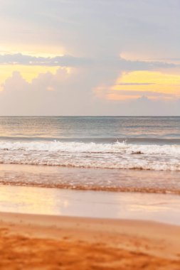 Güzel kumsalda gün doğumu, Pofet, Tayland