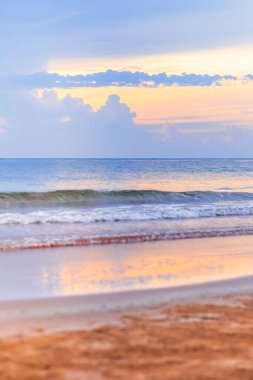 Deniz sahilinde gün batımı