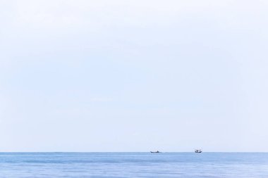 Güzel deniz ve mavi gökyüzü beyaz bulutlarla