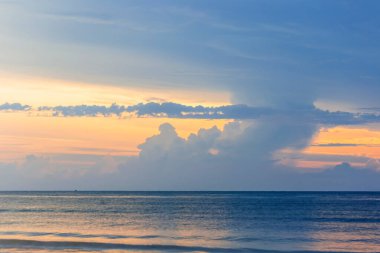 Denizin üzerinde güzel bir gün batımı