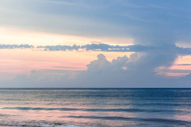 Denizin üzerinde güzel bir gün batımı