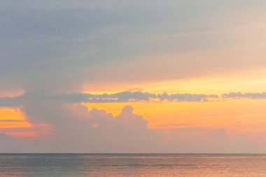 Denizde renkli gün batımı