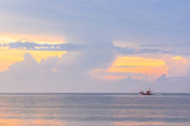 Kumsalda gün batımı Güzel bulutlarla