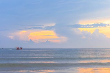 Denizin üzerinde güzel bir gün batımı