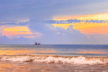 Tropikal denizde gün batımı