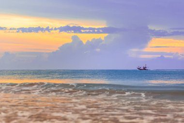 Denizde balıkçı teknesi