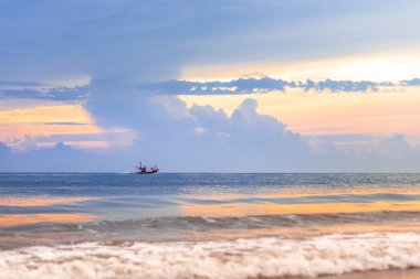 Denizin üzerinde gün batımı