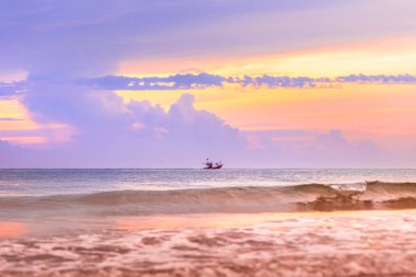 Denizin üzerinde güzel bir gün batımı