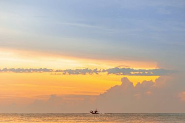 Okyanusta renkli gün batımı