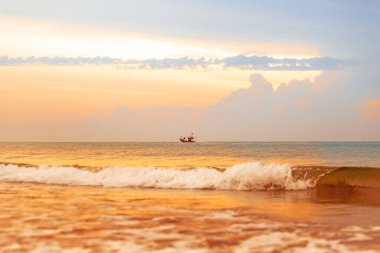 Sahilde gün batımı Güzel deniz ve gökyüzü