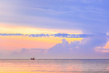 Denizin üzerinde güzel bir gün batımı