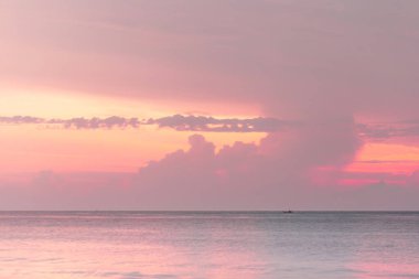 Deniz ve bulutlar üzerinde güzel gün batımı