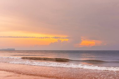 Denizin üzerinde güzel bir gün batımı