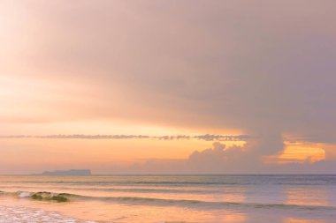 Hindistan cevizi palmiyeli tropikal sahilde gün doğumu