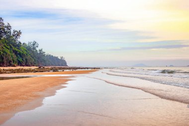 Sahilde güzel bir gün batımı Deniz dalgası, Koh Phangan, Tayland