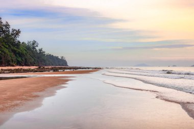 Denizin üzerinde güzel bir gün batımı