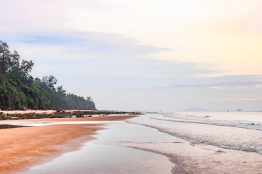 Deniz kıyısının güzel manzarası