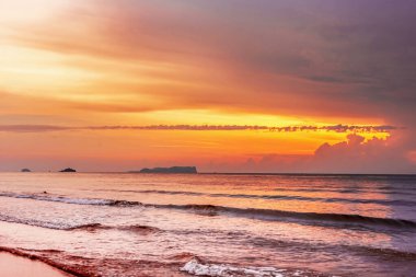 Denizde güzel bir gün batımı