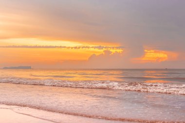 Tayland 'da kumsalda renkli gündoğumu olan güzel bir deniz manzarası..