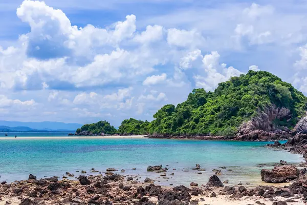 Deniz ve mavi gökyüzü olan güzel tropikal bir yer.