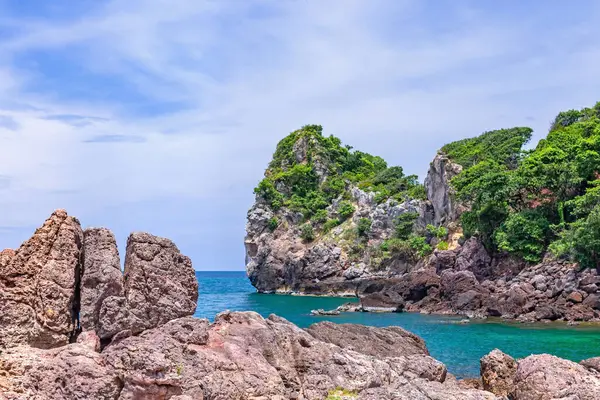 Fi, Tayland adasının uçurumundan güzel bir manzara.