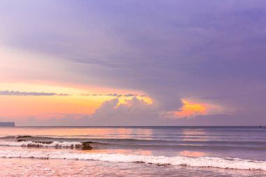 Denizin üzerinde güzel bir gün batımı