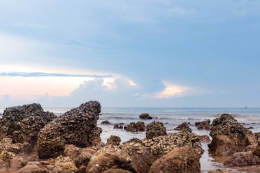 Akşamları deniz ve kayalar