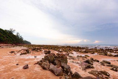 Akşamları gün batımında güzel bir sahil.