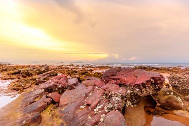 Phuket, Tayland adasının sahilinde gün batımı