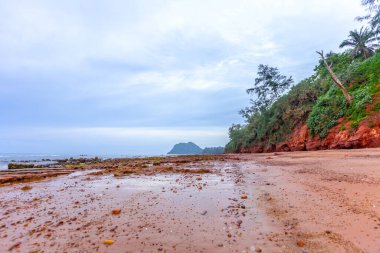 Deniz ve kayaların olduğu güzel bir sahil manzarası.