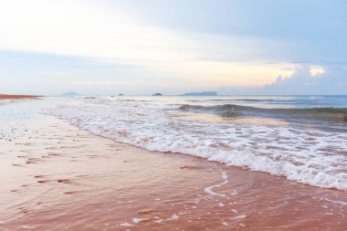 Sahildeki deniz dalgaları