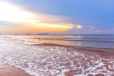 Deniz sahilinde güzel gün batımı
