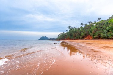 Gün batımında tropikal plaj