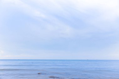 Güzel deniz ve kumsal Mavi gökyüzü